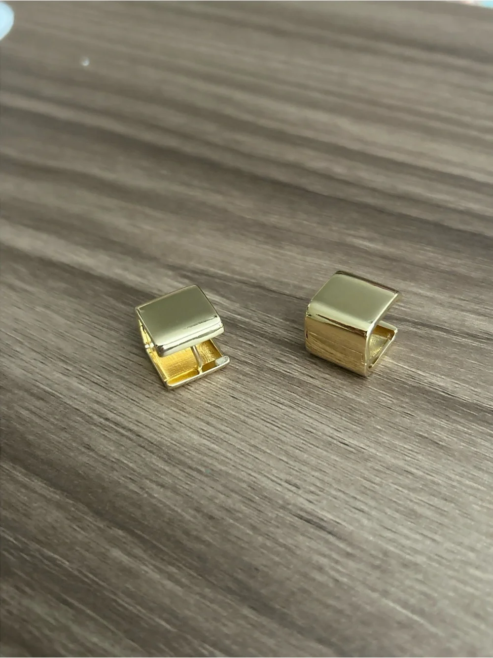 Classic Huggie Hoop Earrings Q1322